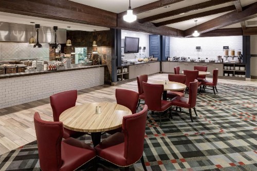 Embassy Suites Anchorage - image 11
