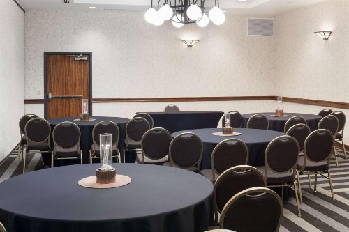 Embassy Suites Anchorage - image 28