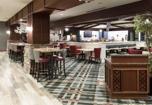 Embassy Suites Anchorage - image 8