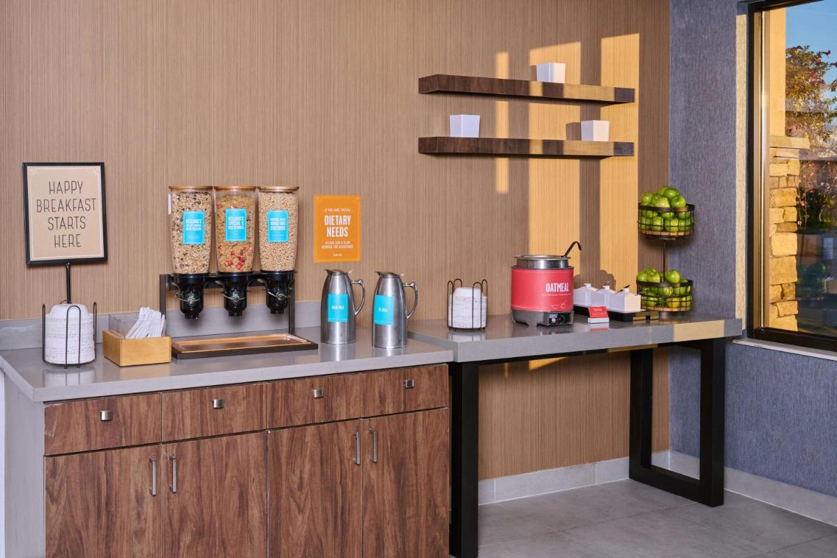 Hampton Inn Anchorage - image 7