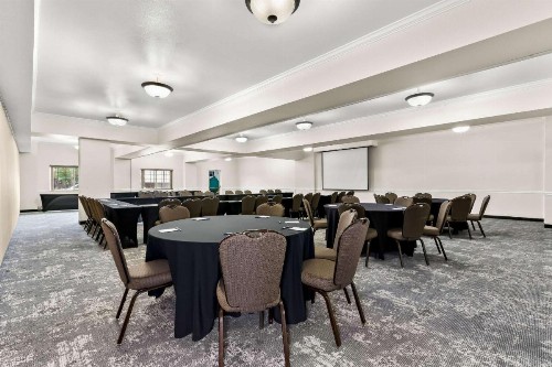 Clarion Suites Downtown Anchorage - image 12