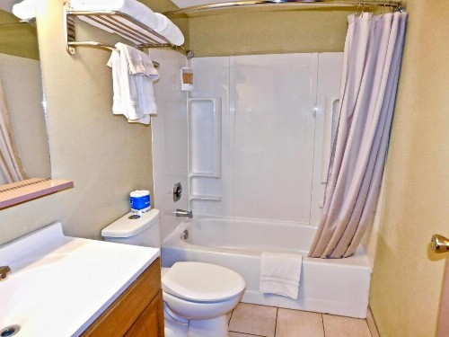 Americas Best Value Inn & Suites Anchorage Airport - image 5