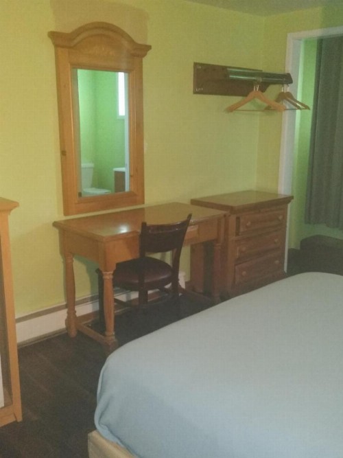 Econo Inn - image 14