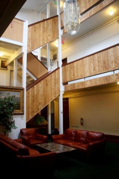 Econo Inn - image 18