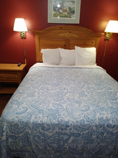 Econo Inn - image 2