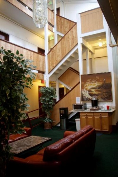 Econo Inn - image 22