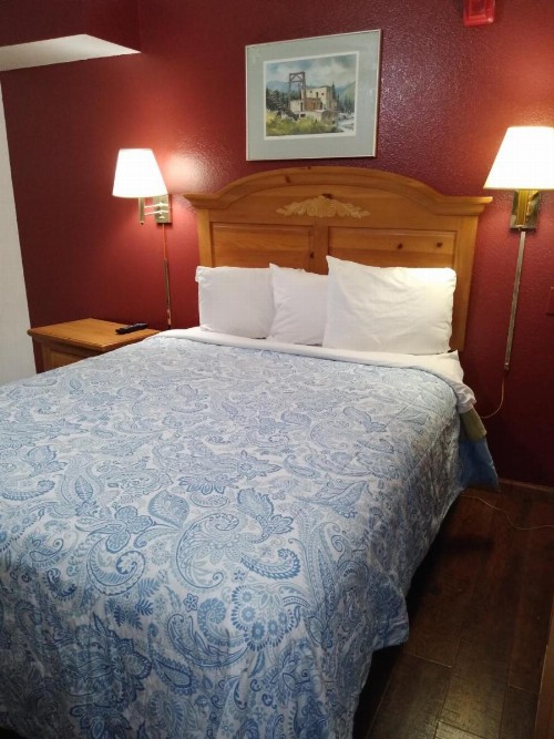 Econo Inn - image 4