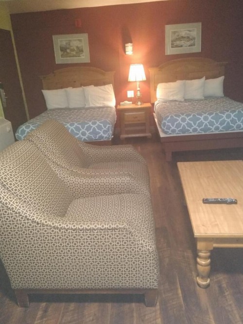 Econo Inn - image 5