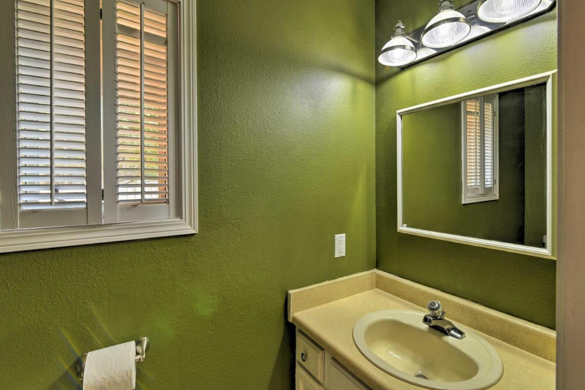 Pet-Friendly Anchorage Home with Grill and Deck! - image 6