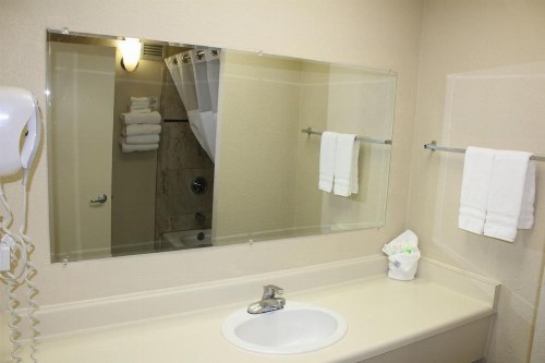 Inlet Tower Hotel & Suites - image 2