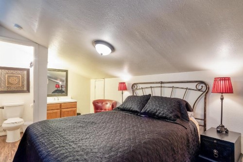 Redwood Commons B12 - image 6