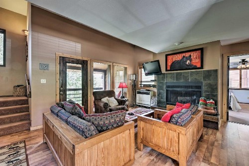 Spacious Rustic Condo with Deck Short Walk to Slopes