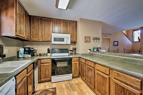 Spacious Rustic Condo with Deck Short Walk to Slopes - image 11