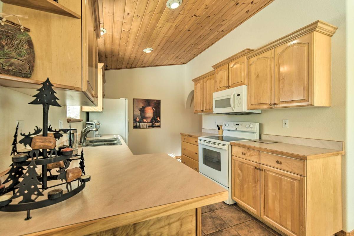 1-Story Condo with Fireplace 2 Mi to Angel Fire - image 6