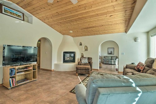 1-Story Condo with Fireplace 2 Mi to Angel Fire - image 9