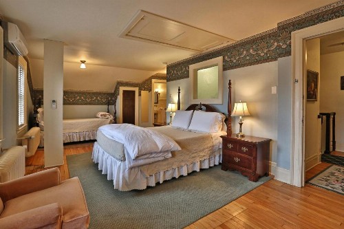 Stone Chalet Bed & Breakfast Inn - image 14