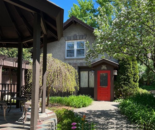 Stone Chalet Bed & Breakfast Inn - image 20