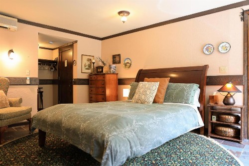 Stone Chalet Bed & Breakfast Inn - image 44