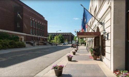 Bell Tower Hotel - image 19