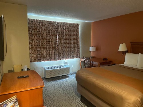 Regency Inn & Suites - image 2