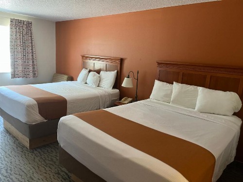 Regency Inn & Suites - image 3