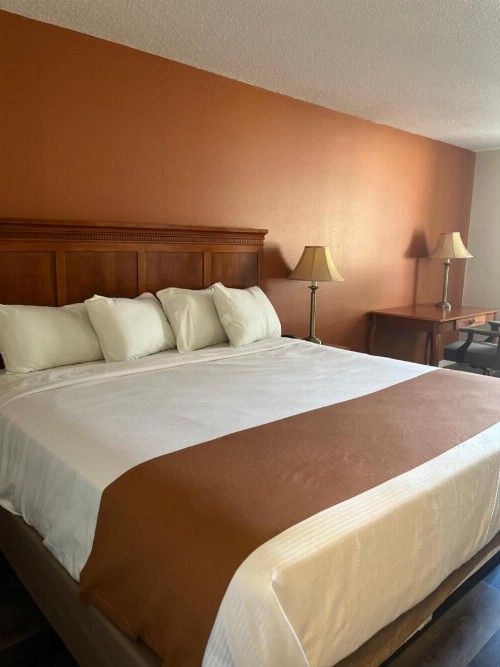 Regency Inn & Suites - image 4