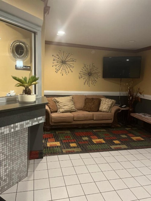 Regency Inn & Suites - image 5