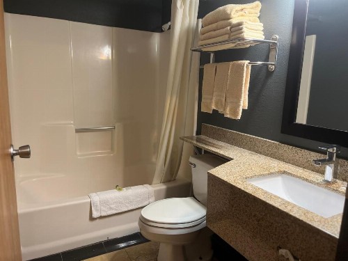 Regency Inn & Suites - image 6