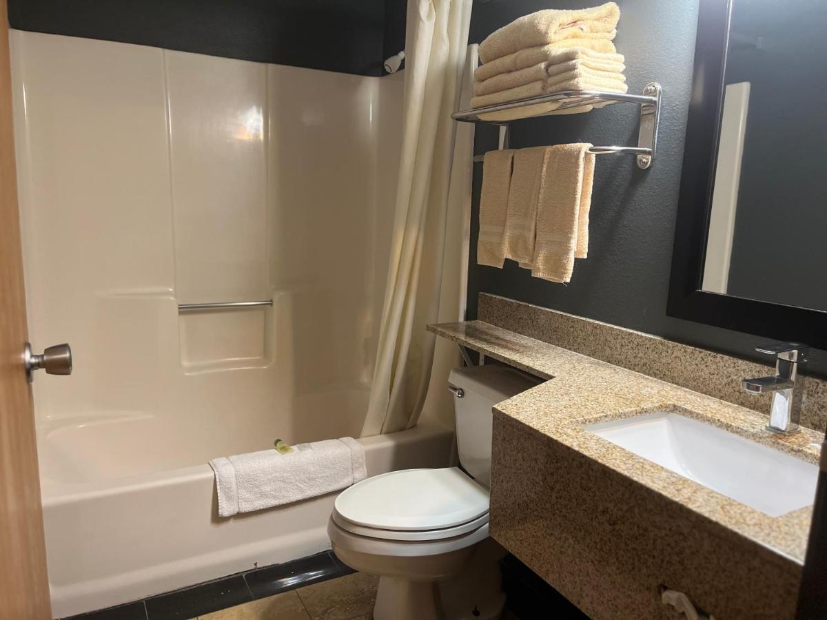 Regency Inn & Suites - image 6