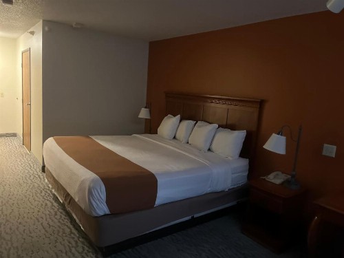 Regency Inn & Suites - image 7