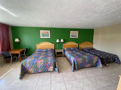 Economy Inn - image 12
