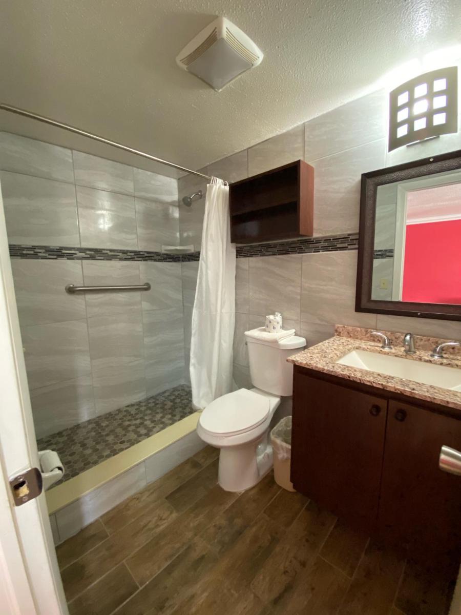 Economy Inn - image 3