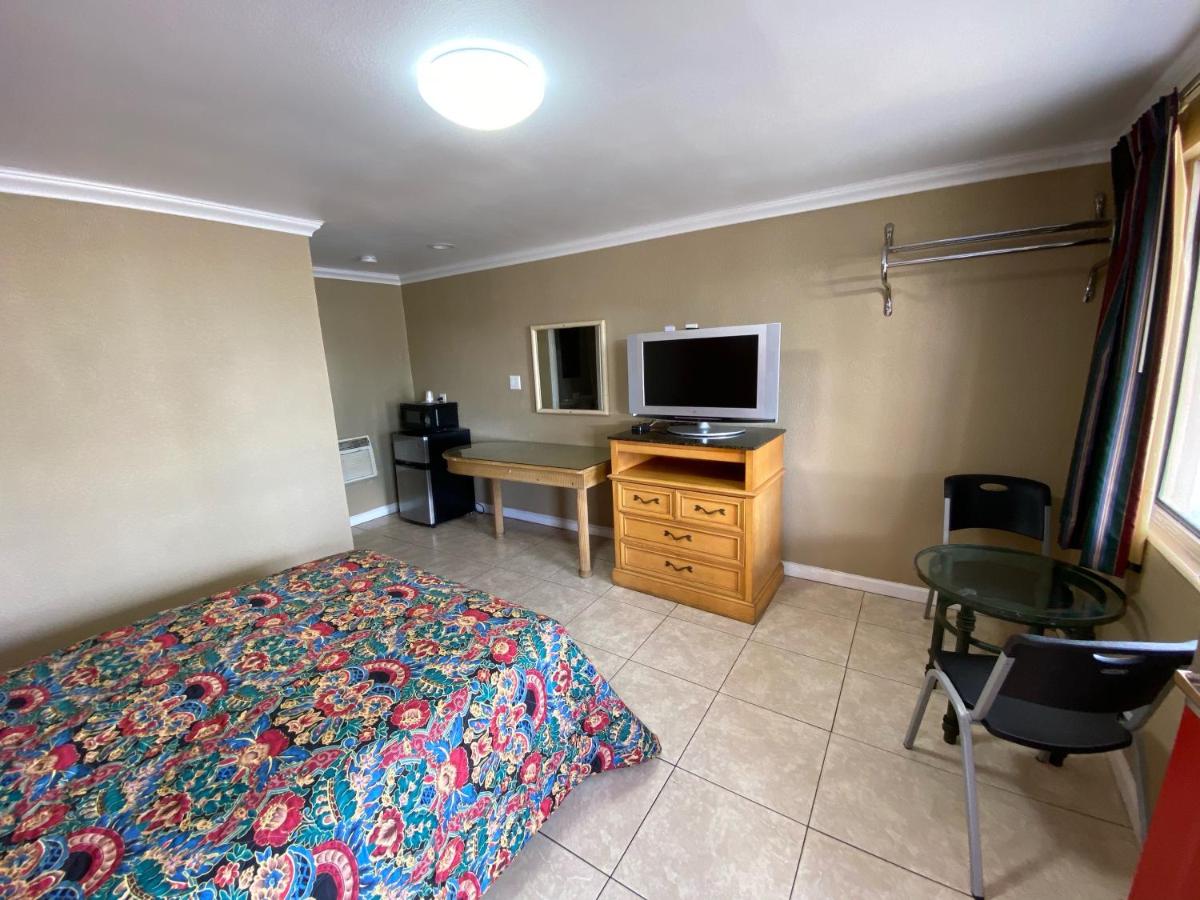 Economy Inn - image 5
