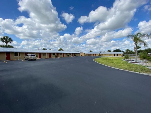 Economy Inn - image 6