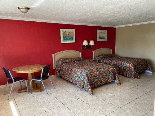 Economy Inn - image 7