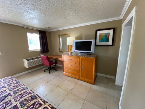 Economy Inn - image 9