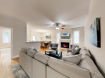Spacious Mountain-View Retreat - Private Hot Tub home