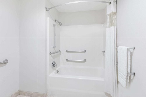 Baymont by Wyndham Arlington At Six Flags Dr - image 11