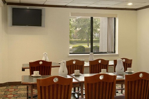 Baymont by Wyndham Arlington At Six Flags Dr - image 34