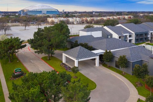 Courtyard Dallas Arlington/Entertainment District - image 2
