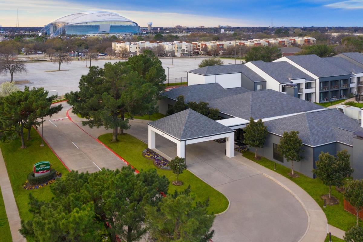 Courtyard Dallas Arlington/Entertainment District - image 2