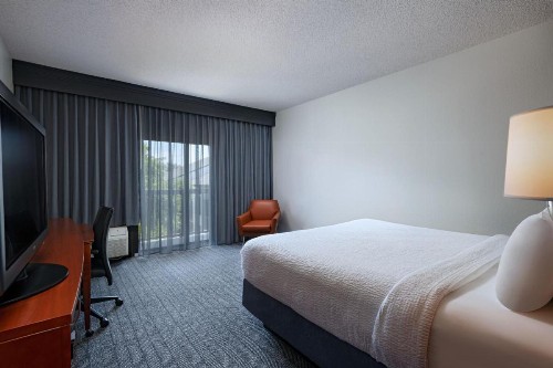 Courtyard Dallas Arlington/Entertainment District - image 4