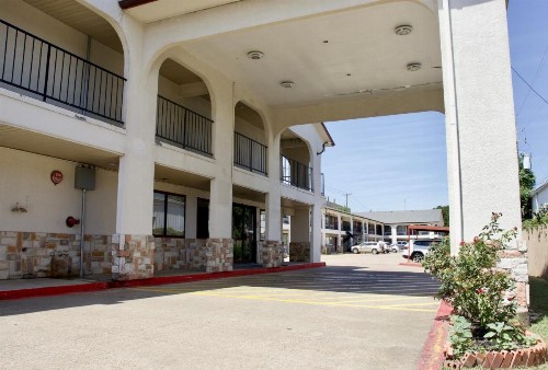 Executive Inn of Arlington - image 16