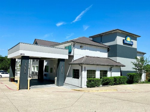 Days Inn by Wyndham Arlington - image 2