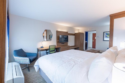 Holiday Inn Express & Suites Arlington North – Stadium Area an IHG Hotel - image 10
