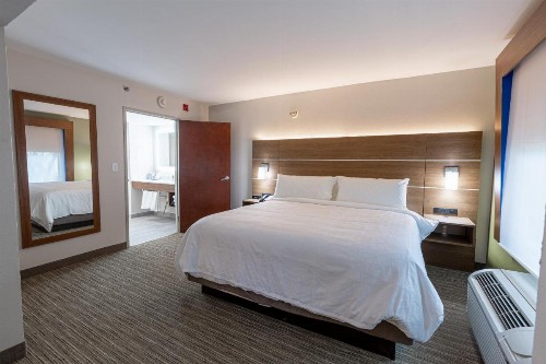Holiday Inn Express & Suites Arlington North – Stadium Area an IHG Hotel - image 13
