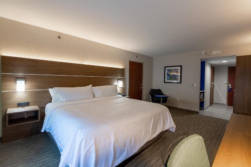 Holiday Inn Express & Suites Arlington North – Stadium Area an IHG Hotel - image 17