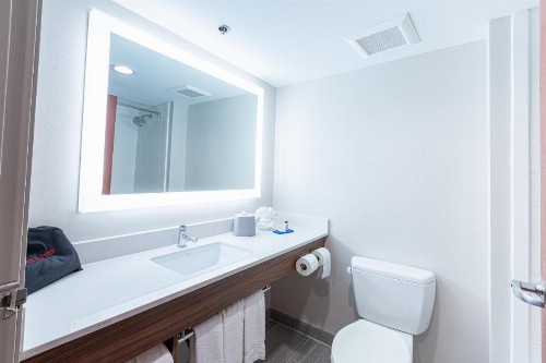 Holiday Inn Express & Suites Arlington North – Stadium Area an IHG Hotel - image 9