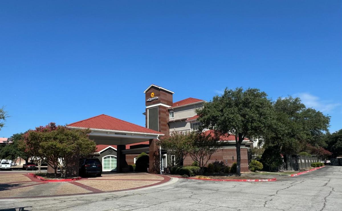 La Quinta by Wyndham Dallas Arlington South - image 2