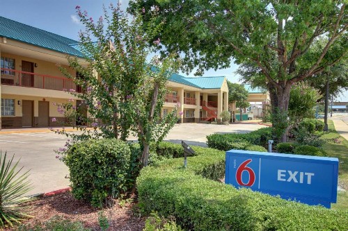 Motel 6-Arlington TX - image 6